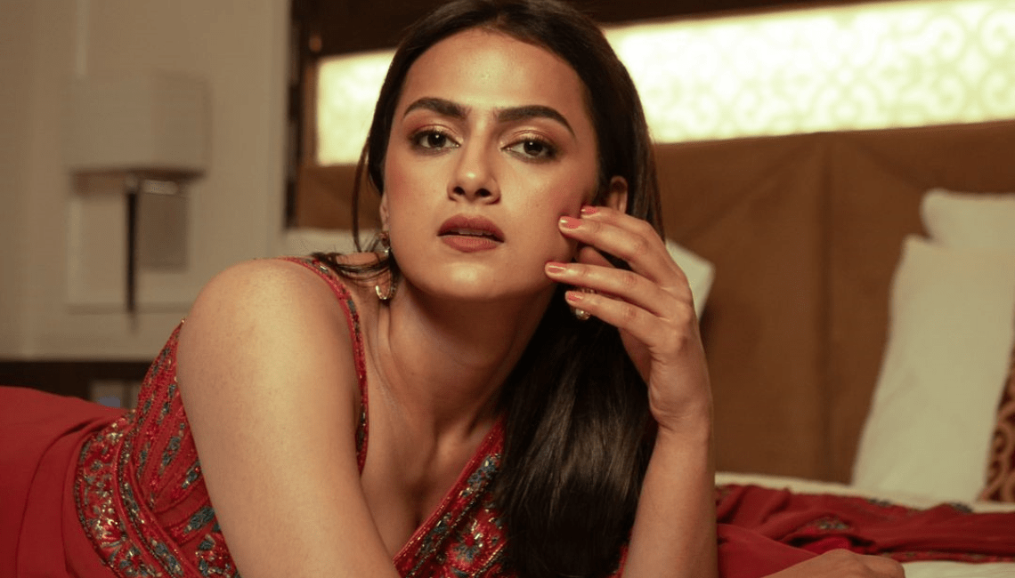 Shraddha Srinath Hot Saree Pics Images Gallery