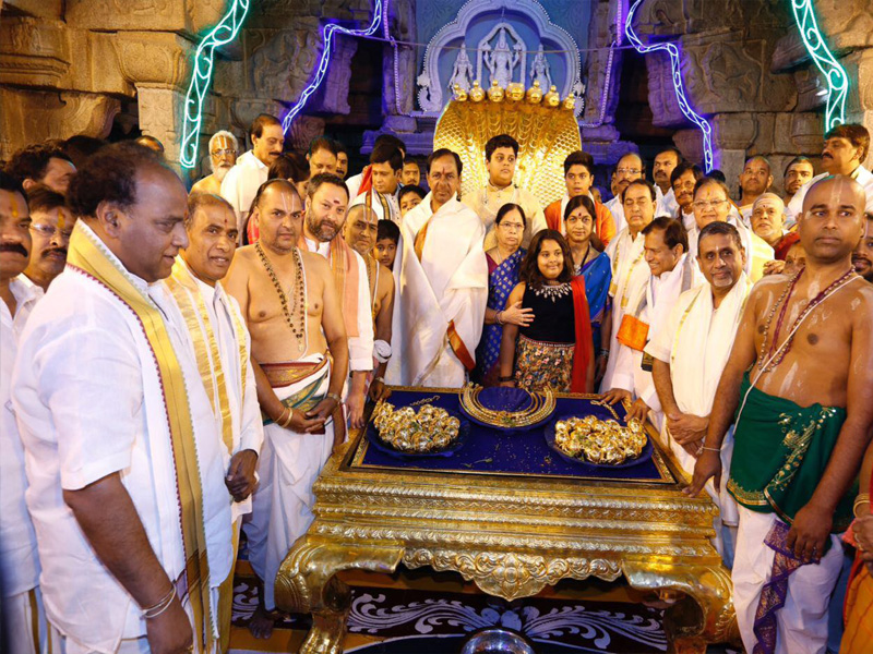 Kcr Family In Tirumala Temple (3)
