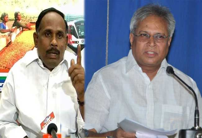Undavalli In between Congress And YCP