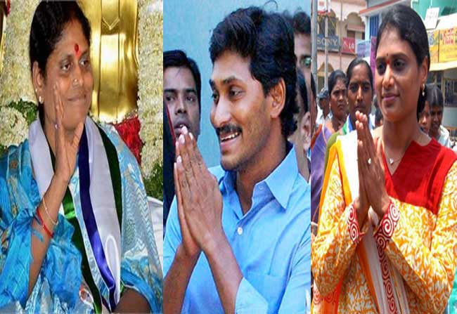 Viajayamma Blessed Jagan With Durga Mata Akshithlu