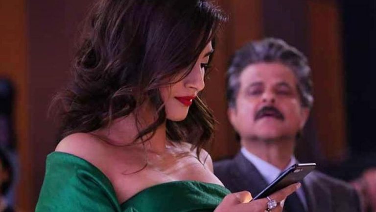 Anil Kapoor Caught Peeking Into Daughter Sonam Kapoor’s Phone
