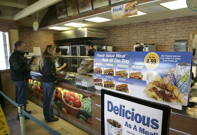 A UK Subway store serves ‘thrown’ food to customers!