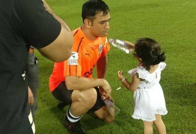 Dhoni Daughter Ziva Offering Water to him