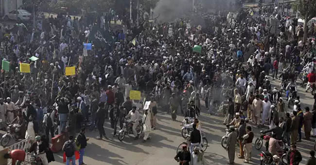 pakistan tv channels go off air after police crackdown on islamist party protests