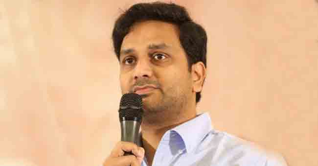 Avasarala Srinivas critical comments on Star Heroes!