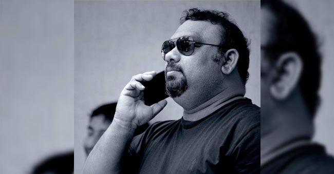 Katthi Mahesh blames Fans for Piracy!