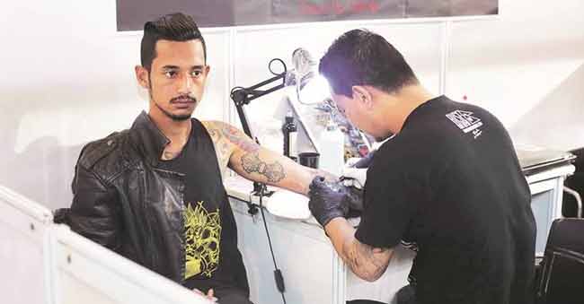 Tattoo artist charges Rs 1.9 Lakhs per session!