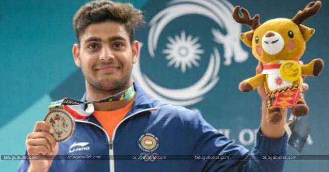 lakshay-with-silver-medal