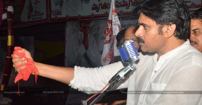 pawan kalyan did the most hyped train tour from vijayawada 