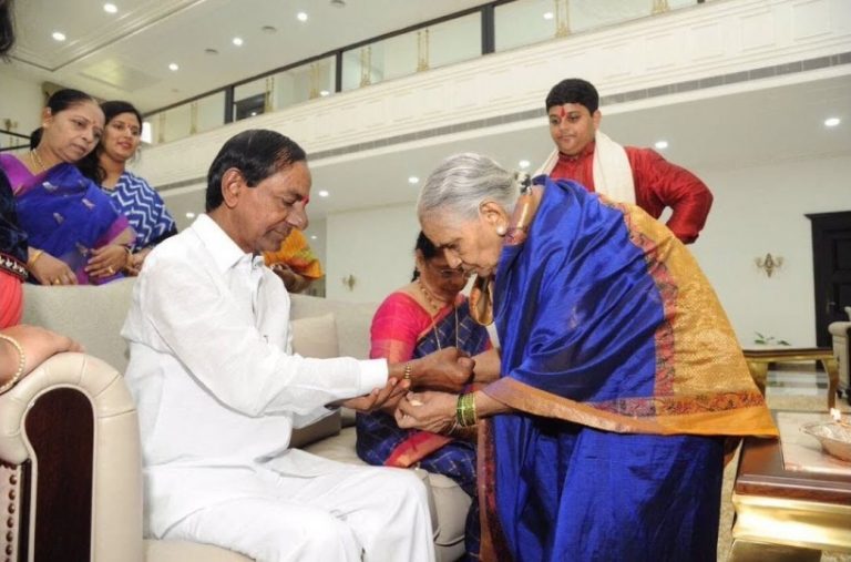 Pragati Bhavan: KCR rejoiced with the  celebrations of Rakhi Pournami with sibling’s