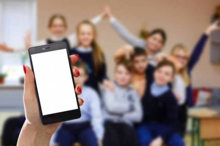 Xiaomi gamepad for Redmi K20 phones in China