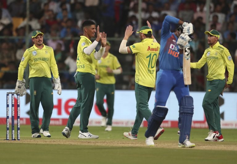 De Kock Leads Proteas to 9-wicket Win After India’s Batting Collapses