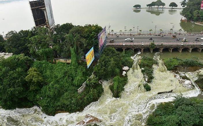 Cloudburst leaves Hyderabad in knee deep water
