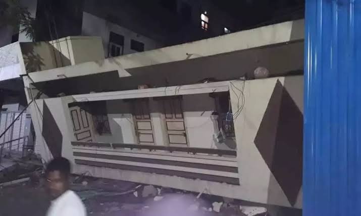 60-year-old building collapsed in Hyderabad, none hurt