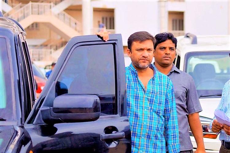 Akbar owaisi booked for alleged hate speech , after complaint in telangana court
