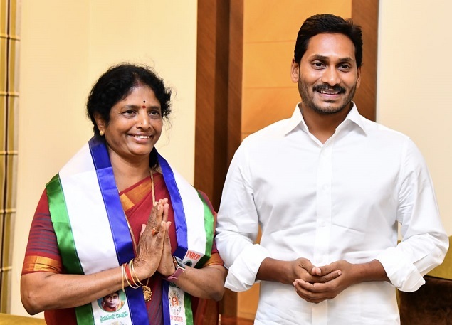 YSRCP MP Vanga Geetha begins her Padayatra from Kakinada to Annavaram