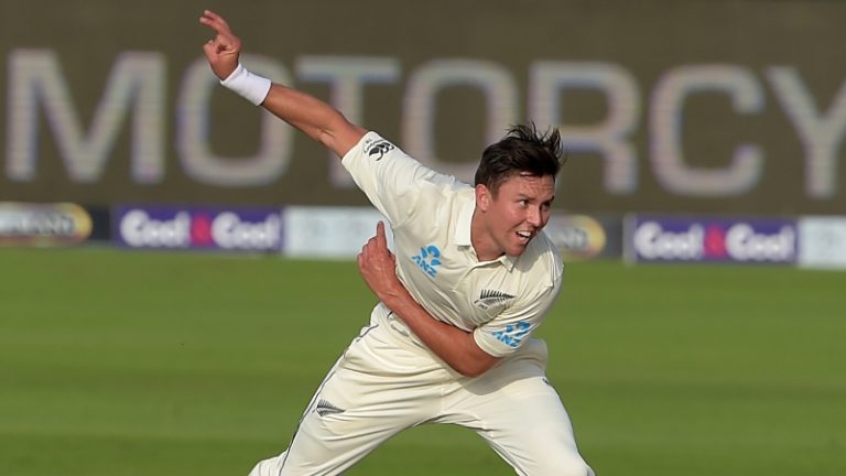 Boult leaves the cricket field due to pain on ribs