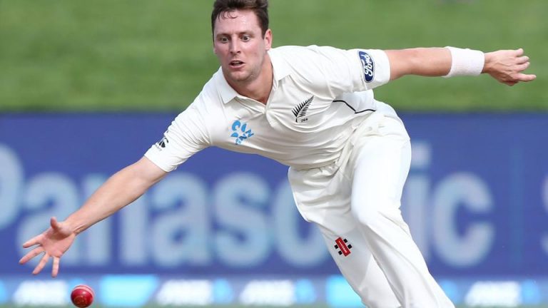 Matt Henry suffers broken thumb but will continue to bowl