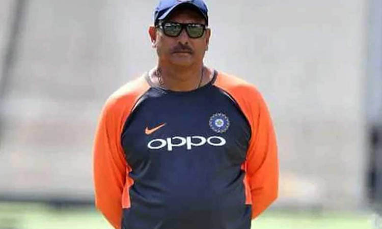 Shastri meets ‘ICC regulations’ in huddle with dogs