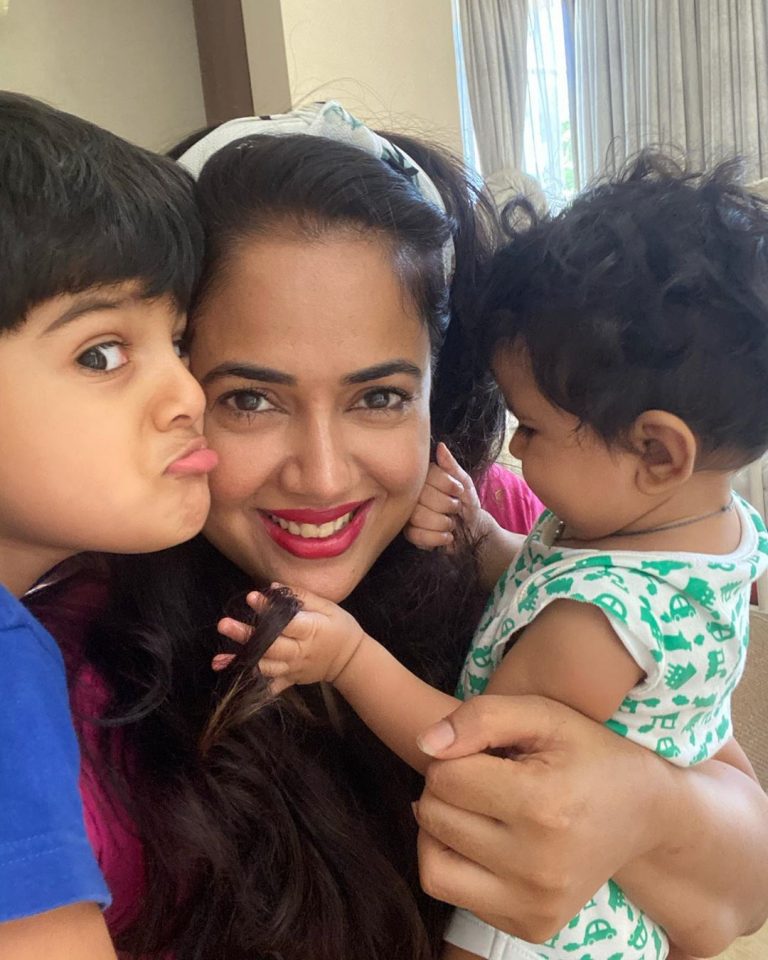 Sameera hilariously compares daughter to Rajinikath