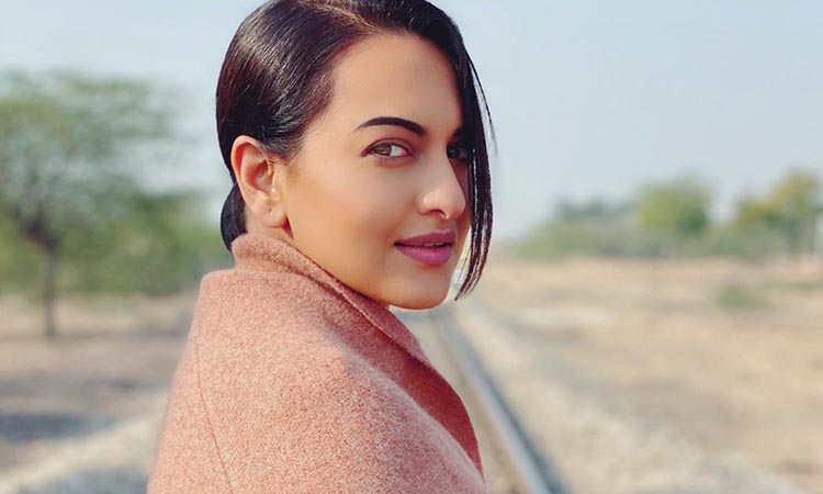 Sonakshi Sinha thanks fans for donating PPE kits to Pune hospital