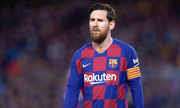 Messi poses in mask with Barca teammates en route to Mallorca