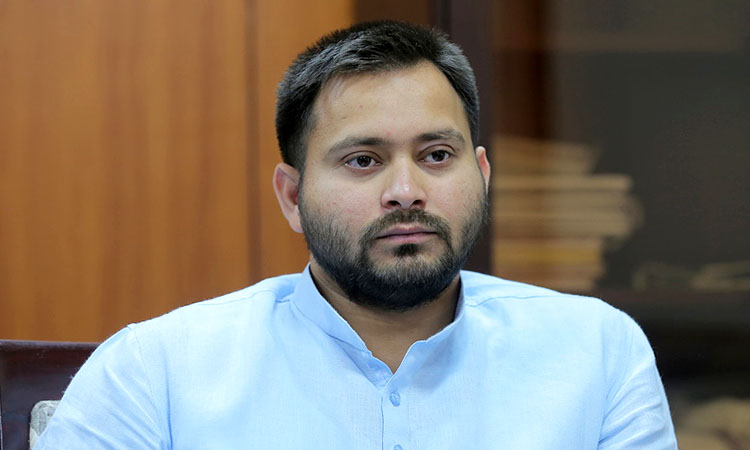 Tejashwi meets jailed Lalu, greets him on birthday