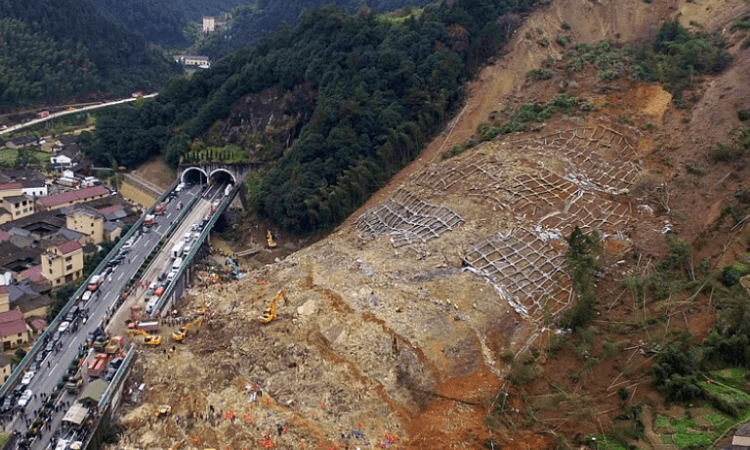 Landslide buries nine in China