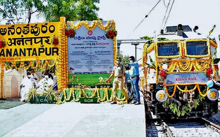 Andhra’s second Kisan Rail chugs off for Delhi with tomatoes, fruits