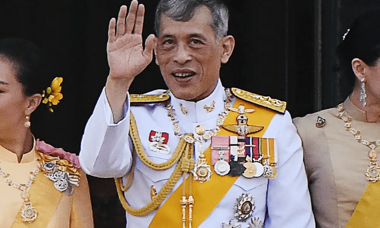 Thai King reinstates disgraced royal consort