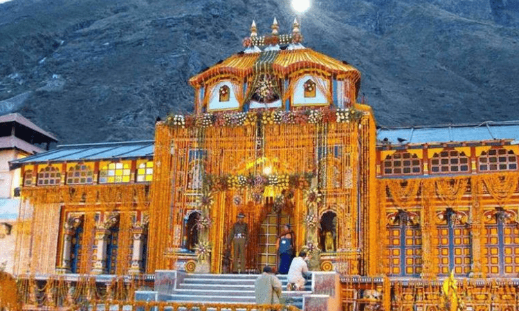 Yogi offers prayers at Badrinath Dham