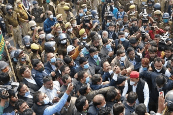 BJP government humiliating elderly farmers: Akhilesh
