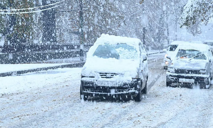 Heavy snowfall forces rationing of essentials in Kashmir