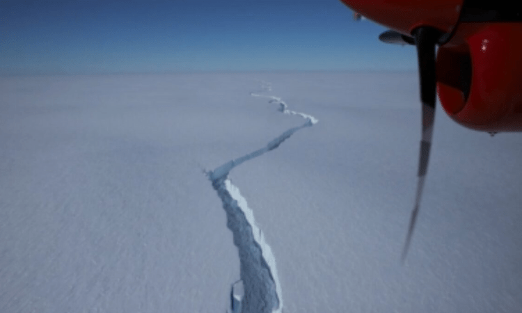 Vast cracks free huge iceberg in Antarctica