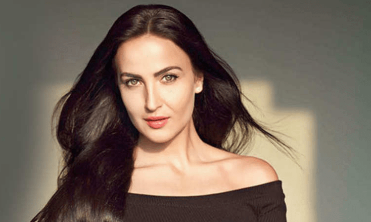 Elli AvrRam flaunts ‘sexy quirky socks’ from song she shot with Aamir Khan