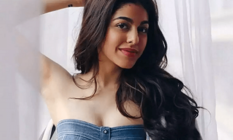 Alaya F shares her ‘happy clicks on beach’