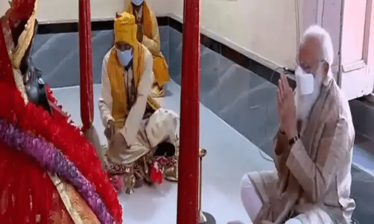 Modi offers prayers at Kali temple in B’desh
