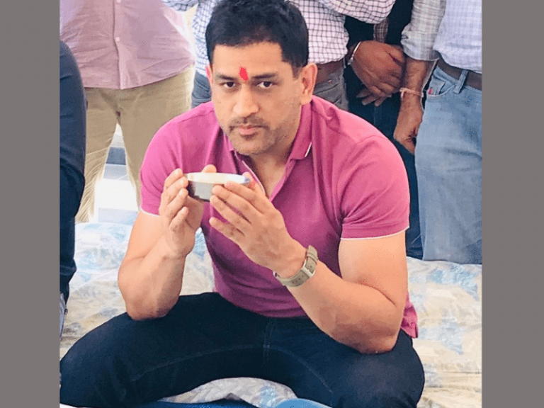 Raj crowd goes berserk to catch glimpse of Dhoni