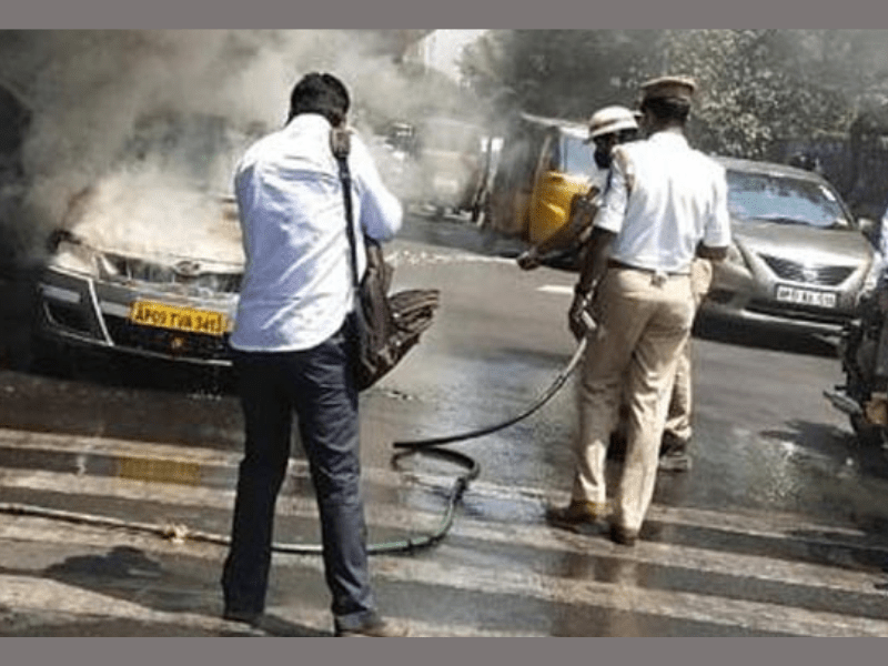 Moving car catches fire in Hyderabad - Telugu Bullet