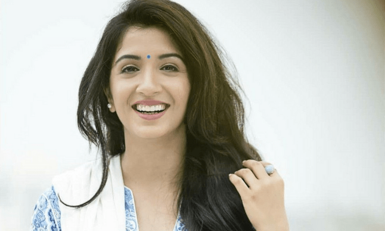 Actress Snehalata Vasaikar helps child stars Aditi Jaltare, Krish Chauhan learn poetry