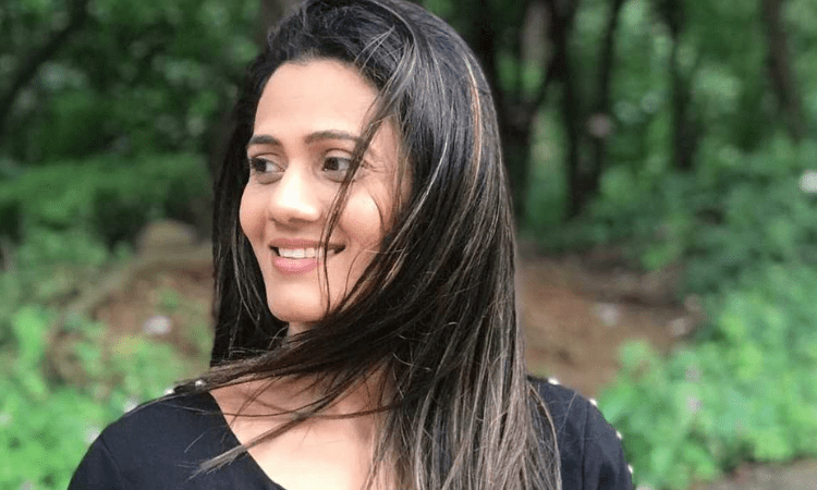 Kajal Pisal distributes Oximeter, water filters to less fortunate