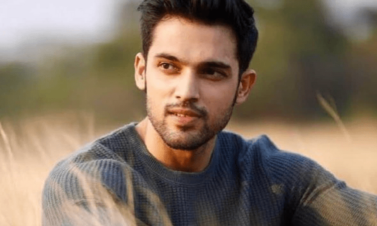Parth Samthaan shows how to click a natural selfie