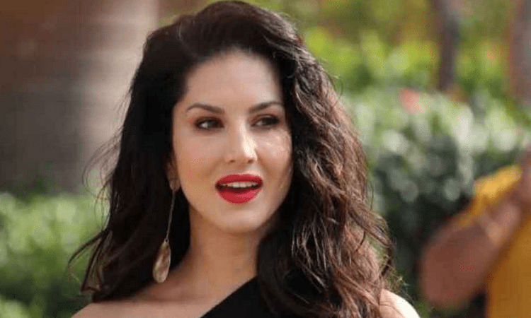 Sunny Leone caught ‘relaxing on the job’ on ‘Anamika’ set!