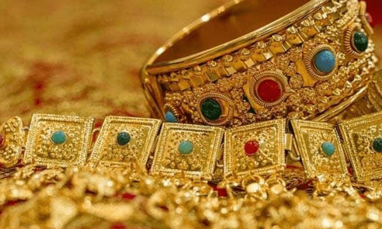 Gold futures near Rs 48K/10 gm, silver above Rs 70K/kg