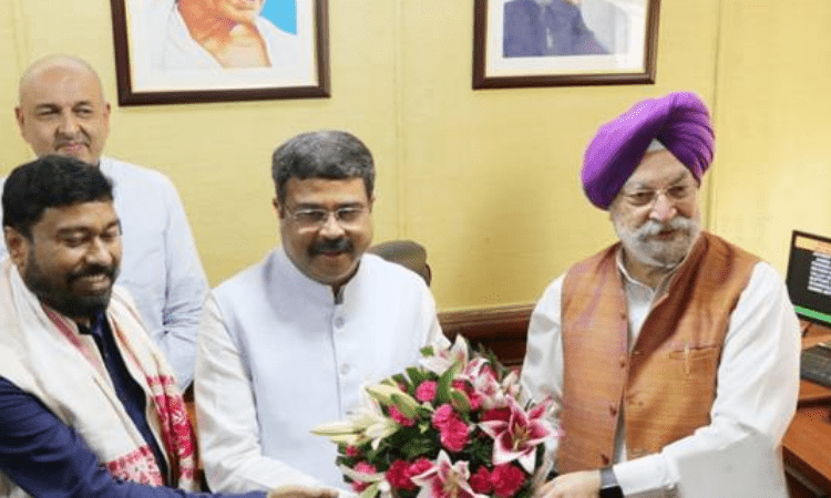 Hardeep Singh Puri takes charge of Petroleum Ministry