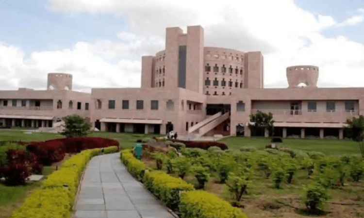 692 students graduate from Indian School of Business