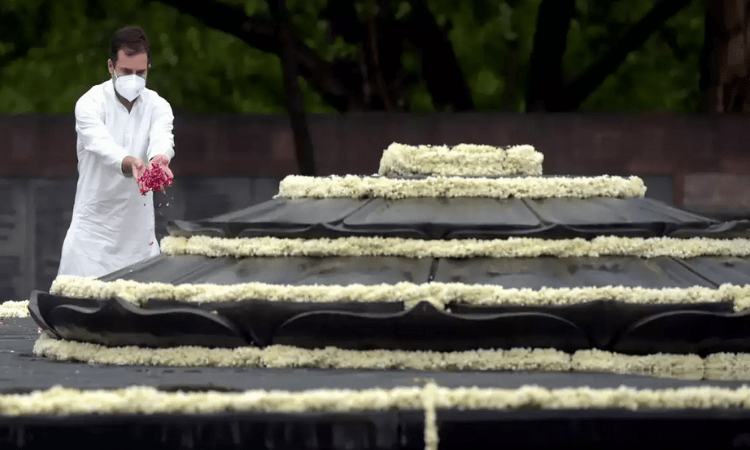 Rahul pays floral tributes to Rajiv Gandhi on his 77th birth anniversary