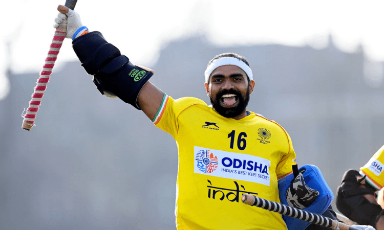 Team India’s 1972 goalie presents UAE-based NRI entrepreneur’s Rs 1 cr cheque to Sreejesh