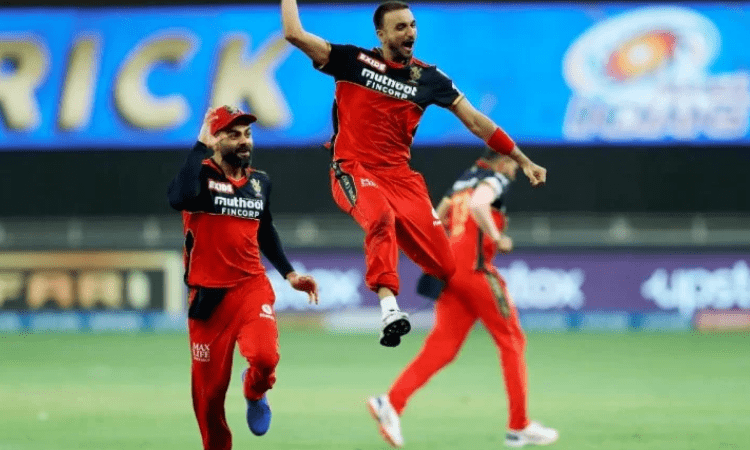 Kohli singles out Maxwell, Harshal for special praise after win over Mumbai Indians