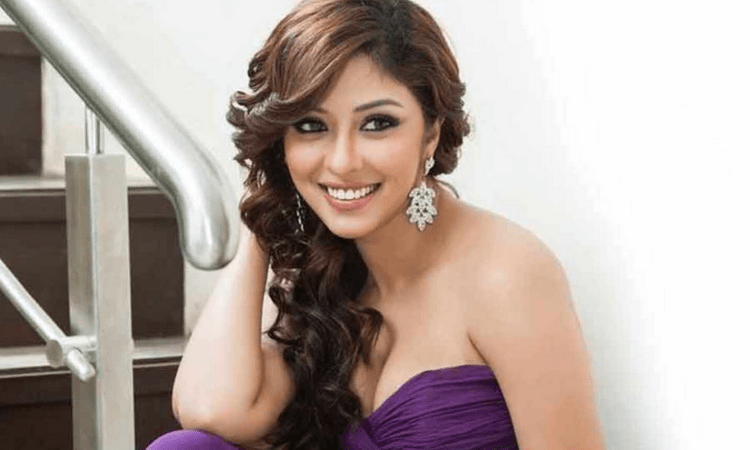 Payal Ghosh makes eco-friendly Ganesha at home